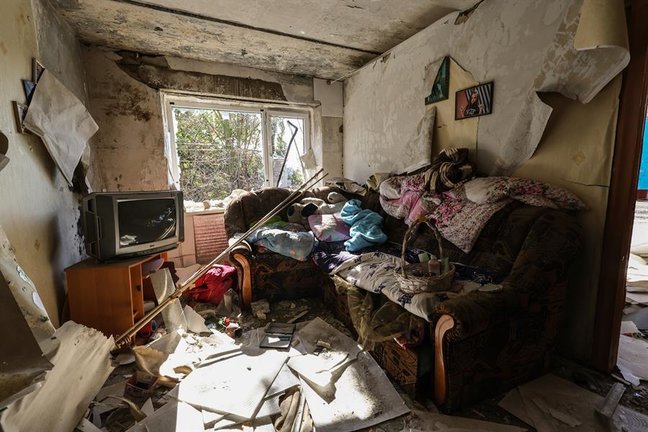 El salón de una casa dañado por los ataques, en la región del Donetsk, Ucrania. EFE / KATERYNA KLOCHKO