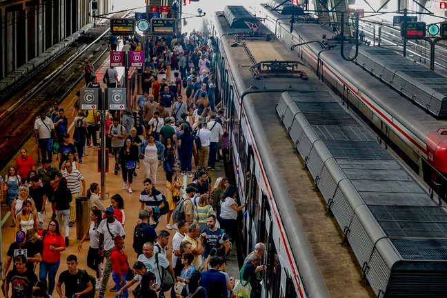Cientos de pasajeros en la estación de Atocha. EFE / Gema García