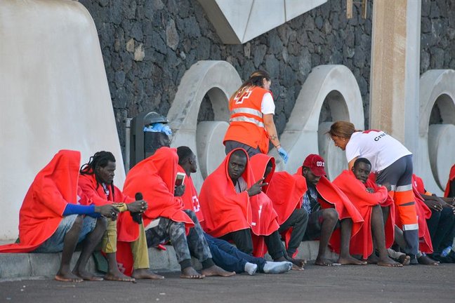 Llegada de 78 inmigrantes subsaharianos al muelle de La Restiga (El Hierro). EFE / Gelmert Finol