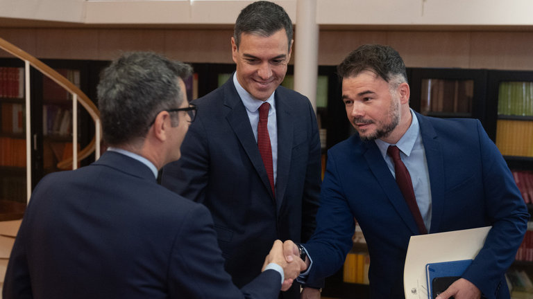 Sánchez permite a las 'embajadas' de la Generalitat actuar en nombre del Estado catalán
Félix Bolaños, Pedro Sánchez y Gabriel Rufián, en el Congreso