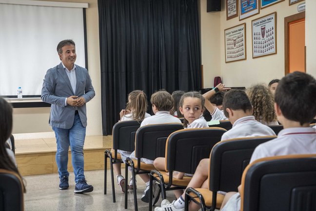 El alcalde de Camargo, Diego Movellán, presenta las propuestas educativas a los centros del municipio. / Alerta
