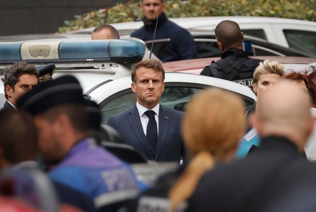 El presidente francés, Emmanuel Macron (c), llega al instituto Gambetta, en la localidad de Arras, donde un profesor fue asesinado en un ataque calificado de terrorista por las autoridades. /Ludovic Marin