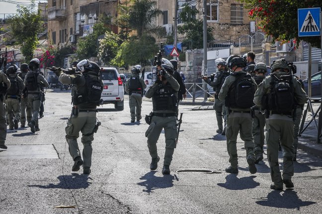 La policía israelí peina las calles que rodean la ciudad vieja antes de la oración del viernes mientras los combates entre las tropas israelíes y el grupo militante palestino Hamas. / Oren Ziv