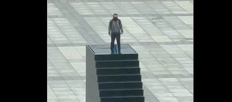 Un hombre de pie en lo alto del monumento de Smolensk.