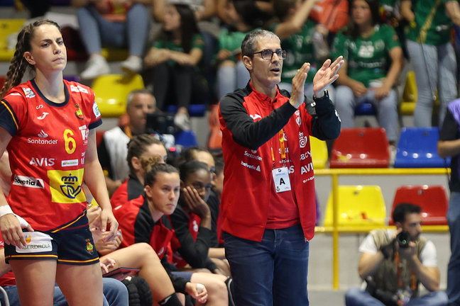 El entrenador de la selección española de balonmano femenino, José Ignacio Prades. / EFE