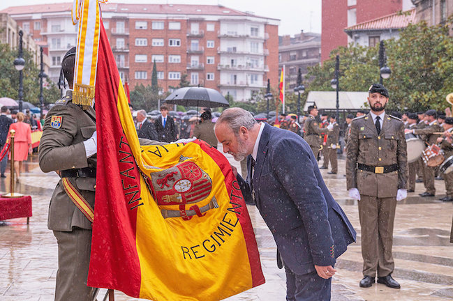 El concejal Roberto García besa la bandera en el acto celebrado ayer. / ALERTA