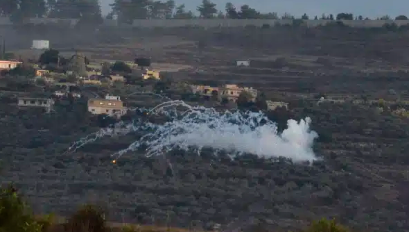 El humo se eleva después de que Hezbollah atacara un puesto del ejército israelí en las cercanías de Alma al-Shaab, en la frontera entre Líbano e Israel.
