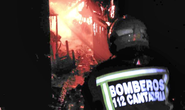 Un bombero del 112 durante la intervención en Campoo de Enmedio. / G.C.