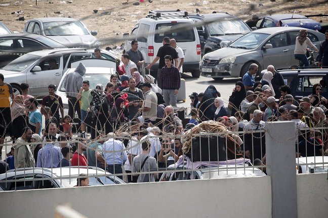 Palestinos con doble nacionalidad esperan para cruzar a Egipto, este lunes en el sur de Gaza. / EFE