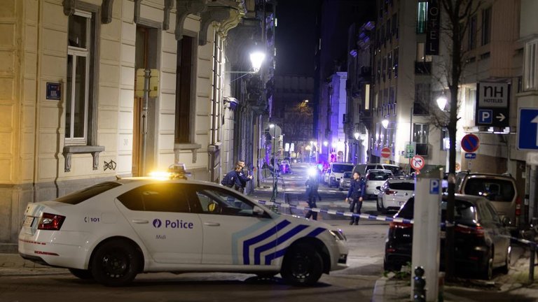 El gobierno belga convoca una reunión de emergencia tras el atentado en Bruselas con dos víctimas mortales. El atacante aún no ha sido detenido.