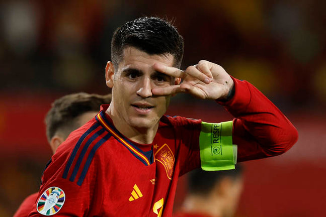El delantero de la selección española Álvaro Morata celebra su gol contra Escocia. EFE/ Julio Muñoz