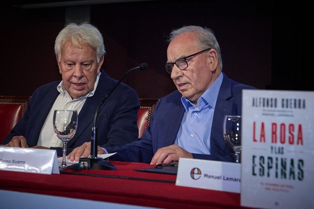El expresidente del Gobierno, Felipe González (i), y el exvicepresidente del Gobierno, Alfonso Guerra (d). EP / Jesús Hellín / Archivo