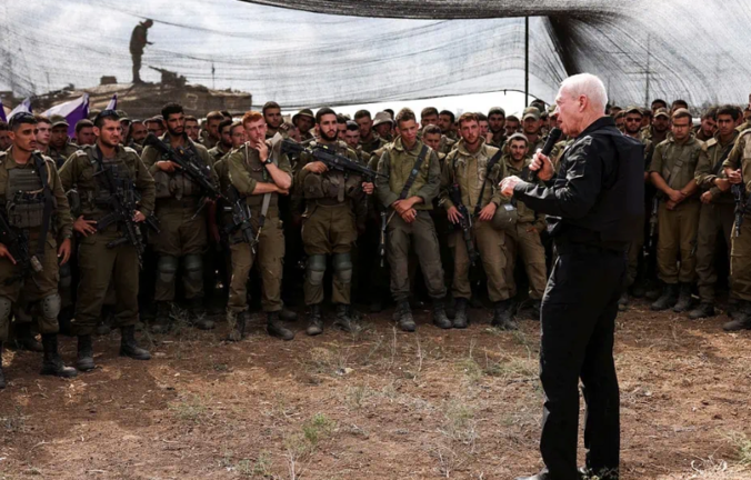 El Ministro de Defensa de Israel, Yoav Gallant, se reúne con soldados en un campo cerca de la frontera de Israel con la Franja de Gaza, en el sur de Israel | REUTERS/Ronen Zvulun