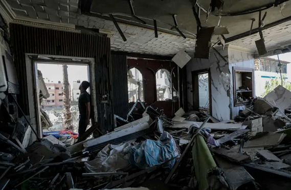 Un hombre se encuentra entre los escombros de una casa tras un ataque aéreo israelí en el suroeste de la ciudad de Gaza. EFE/Mohammed Saber