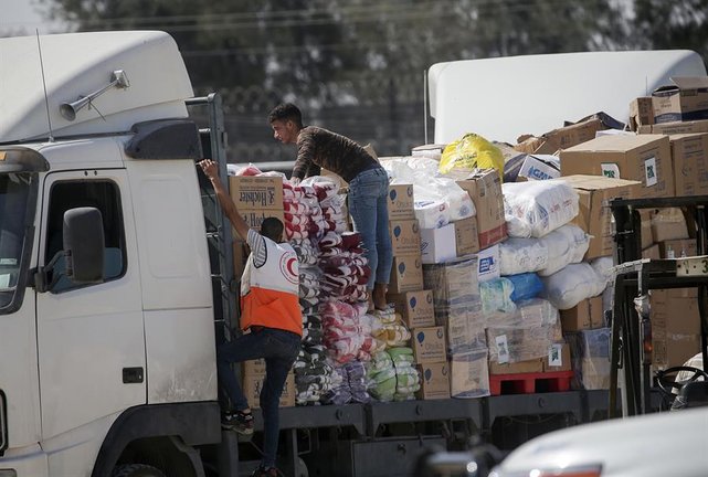Uno de los camiones con la ayuda humanitaria. EFE / HAITHAM IMAD