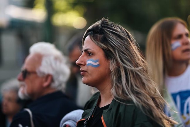 Una argentina con la bandera pintada en el rostro. EFE / Juan Ignacio Roncoroni