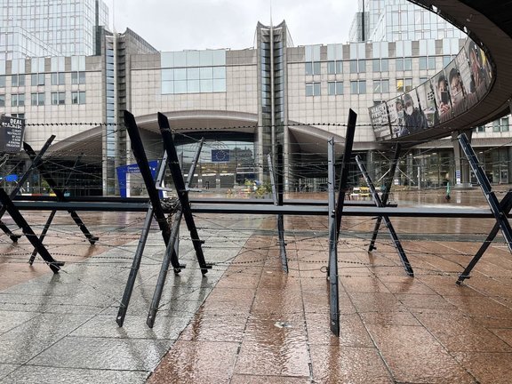 Los alambres de espino en el perímetro del Parlamento Europeo