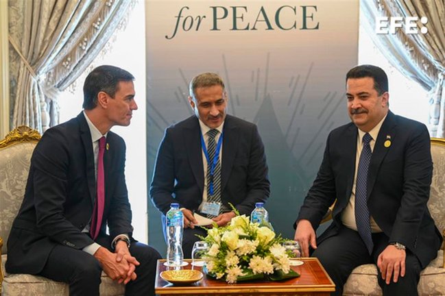 El presidente del Gobierno español, Pedro Sánchez (i), se reúne con el primer minIstro de Irak, Mohamed Shia al Sudani (d), durante la Cumbre de la Paz de El Cairo