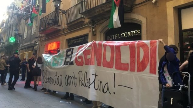 Propalestinos radicales ante el hotel asaltado en Barcelona