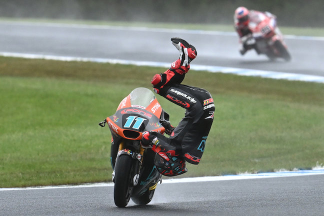 Sergio Garcia of Spain for Pons Wegow Los40 crashes during the Moto2 Australian Motorcycle Grand Prix at the Phillip Island Grand Prix Circuit on Phillip Island, Victoria, Sunday, October 22, 2023. (AAP Image/Joel Carrett) NO ARCHIVING, EDITORIAL USE ONLY
AAPIMAGE / DPA
22/10/2023 ONLY FOR USE IN SPAIN