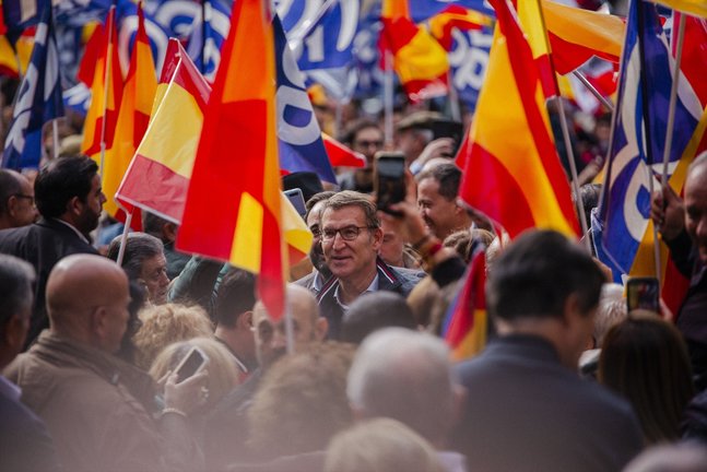 El líder del PP, Alberto Núñez Feijóo, durante un acto del Partido Popular, en la plaza del Ayuntamiento en Toledo. EP / Mateo Lanzuela