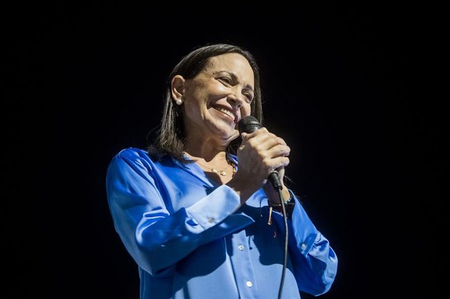 La exdiputada Maria Corina Machado sonríe mientras celebra junto a aliados y seguidores en las primeras horas de este lunes los resultados ofrecidos por la comisión de elecciones primarias, en Caracas (Venezuela). La exdiputada María Corina Machado es la gran triunfadora de las primarias opositoras de este domingo en Venezuela, con el 93,13 % de los votos, con un 26,06 % de las actas escrutadas, de unas votaciones en las que los venezolanos eligieron a quien debe enfrentarse al chavismo en las presidenciales de 2024. EFE/ Miguel Gutiérrez