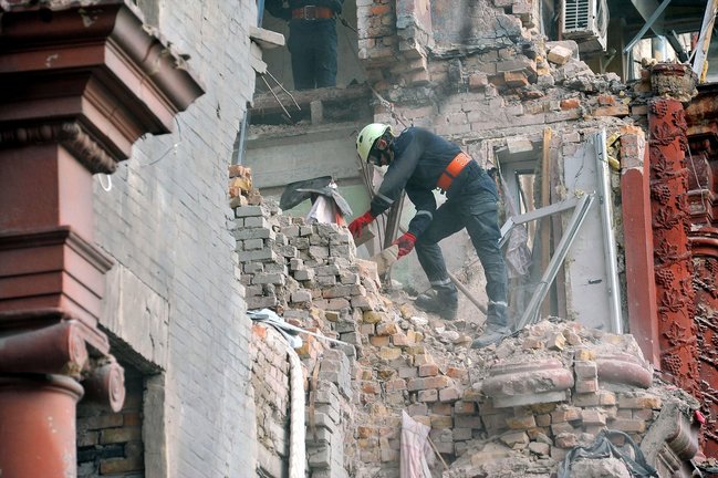 Un rescatista mueve los ladrillos de un edificio destruido por un misil ruso. EP / Albert Kosheliev