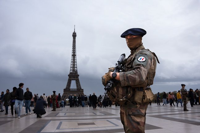 Un policía frente a la Torre Eiffel. EP / Ximena Borrazas
