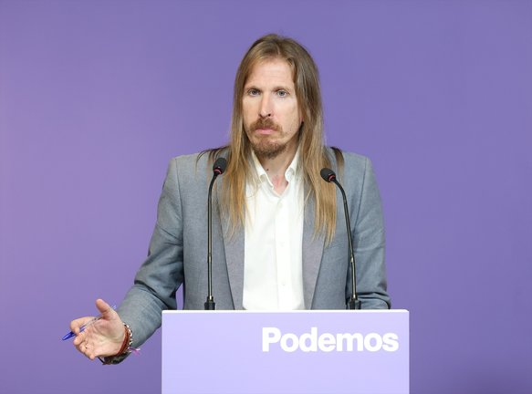 El portavoz de Podemos, Pablo Fernández, durante una rueda de prensa. / Marta Fernández