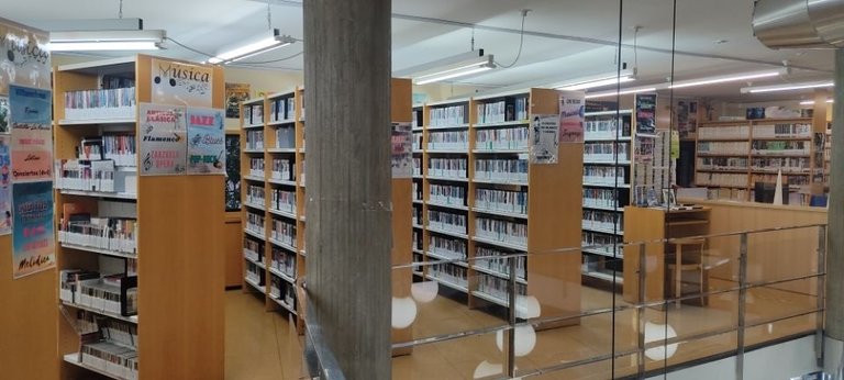 Una biblioteca de un instituto. / Alerta
