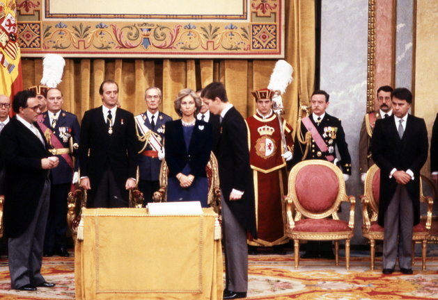 El príncipe de Asturias, Felipe de Borbón, jura la Constitución el 30 de enero de 1986, día que cumplía la mayoría de edad, en el hemiciclo del Palacio de las Cortes. / EFE