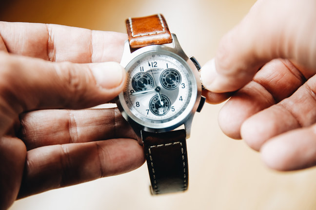 Una persona cambia la hora con las manecillas de reloj. / Carlos Luján