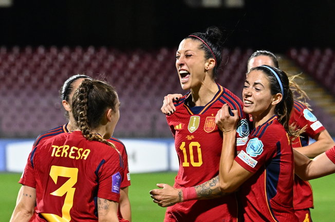 Jenni Hermoso y sus compañeras celebrando el gol de la victoria. / EFE