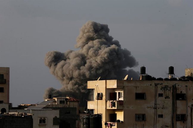 Las incursiones israelíes son por aire, con bombardeos y por tierra. EFE / MOHAMMED SABER