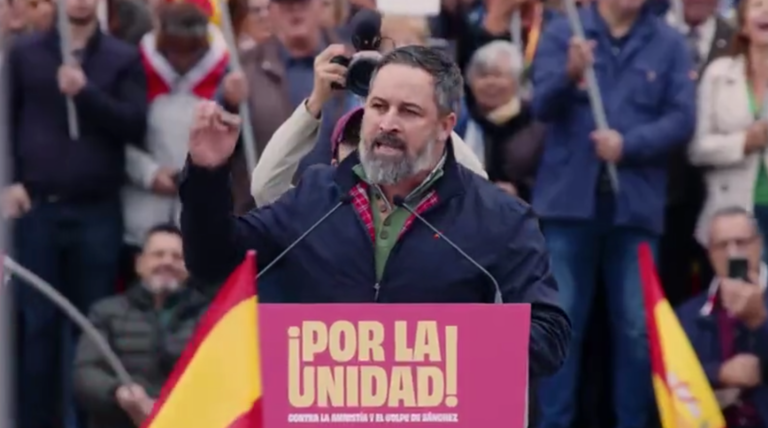 El líder de Vox, Santiago Abascal, ha intervenido este domingo en la manifestación organizada por Denaes.