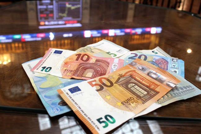 Euros sobre una mesa. EFE / Ana Bornay