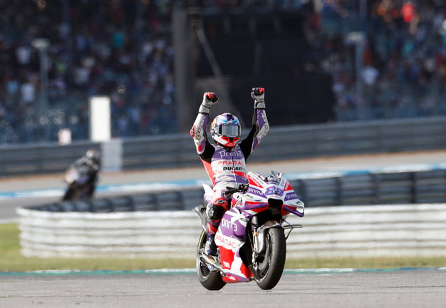 El piloto español Jorge Martín celebra la victoria en el Gran Premio de Tailandia de MotoGP. / EFE