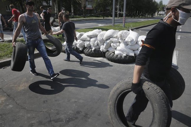 Voluntarios levantando una barricada en la región del Donbas, en el este de Ucrania. EFE/Maxim Shipenkov