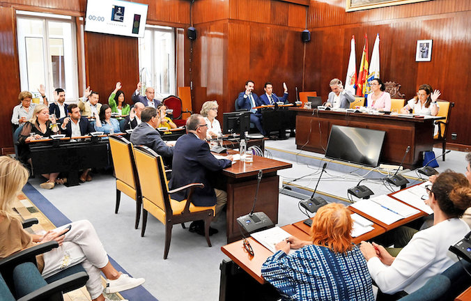 La alcaldesa de Santander, Gema Igual, preside un Pleno del Ayuntamiento de la capital cántabra. / alerta