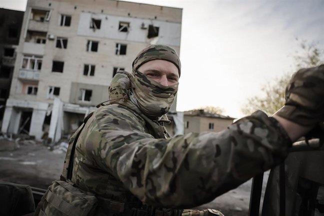 Un militar ucraniano en la región de Zaporiyia. EFE / OLEG PETRASYUK