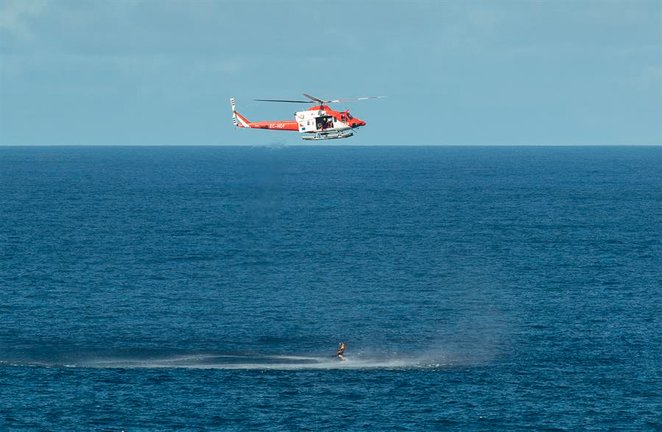 El helicóptero del Grupo de Emergencias y Salvamento (GES) del Gobierno de Canarias. EFE / Adriel Perdomo