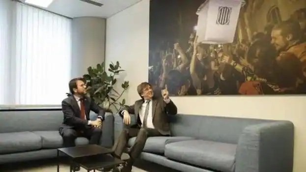 Aragonès y Puigdemont, en una imagen donde sí se ve la urna del 1-O. EFE