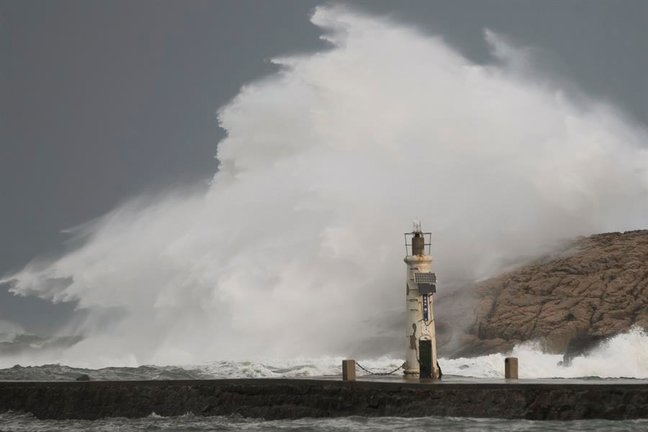 SUANCES, (CANTABRIA) 03/11/2023- Una ola rompe en los acantilados de la costa de Cuchía en Suances, este viernes, durante la alerta roja por fenómenos costeros adversos en la costa cántabra. EFE/ Pedro Puente Hoyos