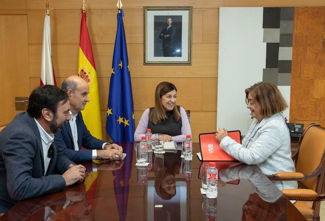 La presidenta del Gobierno de Cantabria, María José Sáenz de Buruaga, ha recibido a una representación del sindicato USO encabezada por su secretaria general, Mercedes Martínez Zubimendi.