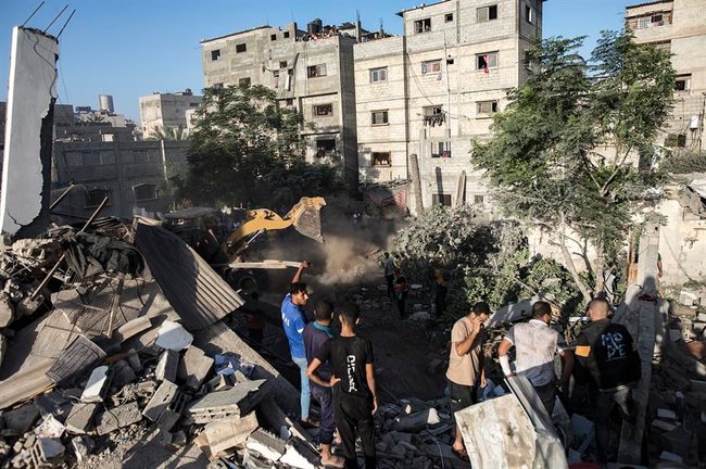 Palestinos buscan supervivientes en un edificio residencial destruido. EFE / HAITHAM IMAD