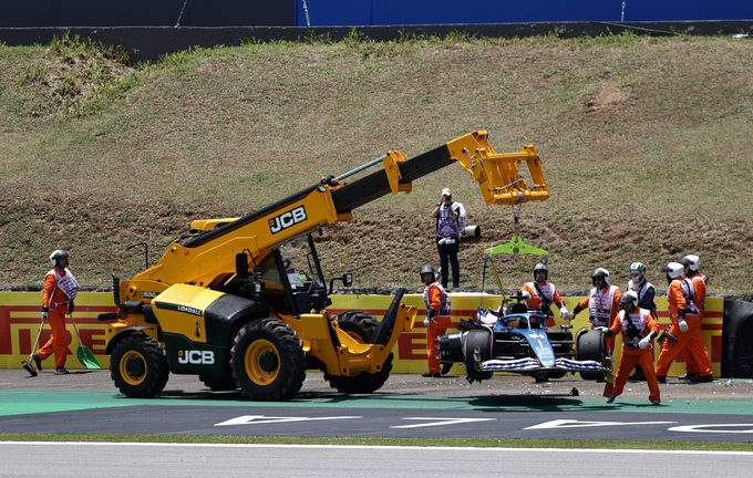 El monoplaza del francés Esteban Ocon de Alpine es remolcado luego de accidentarse hoy, en el sprint shootout previo al Gran Premio de Brasil de Fórmula 1./ Isaac Fontana