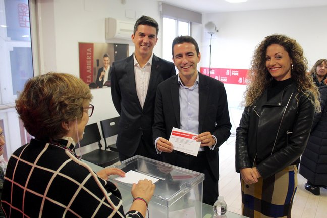 Pedro Casares, Daniel Fernández y Ainoa Quiñones durante la votación de ayer en la sede del PSOE regional. / ALERTA