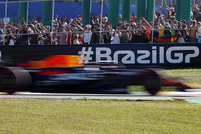 SAO PAULO (BRASIL), 04/11/2023.- El holandés Max Verstappen de Red Bull Racing compite hoy, en el sprint previo al Gran Premio de Brasil de Fórmula 1, en el circuito de Interlagos, en Sao Paulo (Brasil). EFE/ Sebastiao Moreira