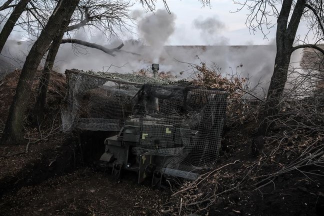 Vista de un equipo de artillería ucraniana. EFE / Oleg Petrasyuk