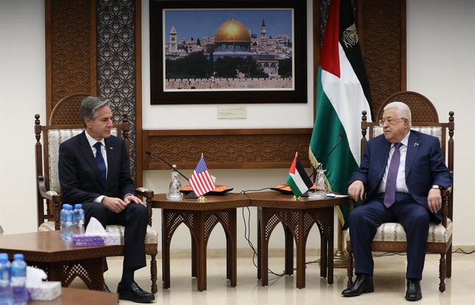 El secretario de Estado de EEUU, Antony Blinken (izq) durante su reunión con el presidente palestino, Mahmud Abás. EFE / ALAA BADARNEH